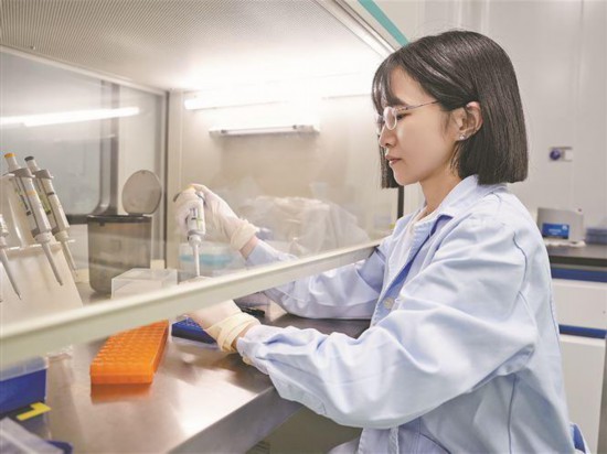 在致善生物，黨員帶頭打造“冠軍產(chǎn)品”。圖為致善生物的黨員在PCR配液間內(nèi)配制溶液。記者 盧劍豪攝