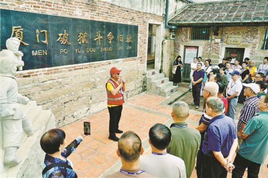 “鷺島銀領(lǐng)”宣講員李旭鳴在廈門破獄斗爭舊址開展傳承紅色基因主題宣講。