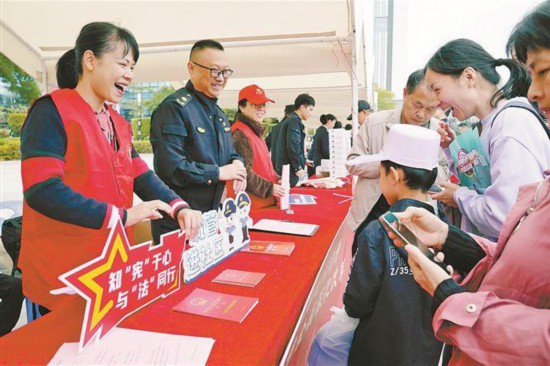 黨員干部開(kāi)展普法宣傳。