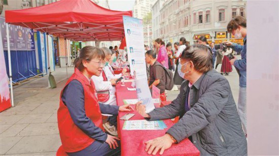 廈門律師“鳳凰花”公益法律服務(wù)銀輝志愿服務(wù)隊(duì)為群眾提供義務(wù)法律咨詢。