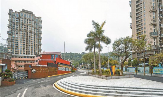 改造后：蓮岳學(xué)校門口新增口袋公園，家長接送孩子，可在此等候。林銘鴻攝