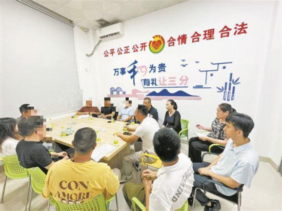 同安區(qū)著力打造“家門口的解憂站”。圖為同安區(qū)綜治中心調(diào)解現(xiàn)場。同安區(qū)委政法委供圖