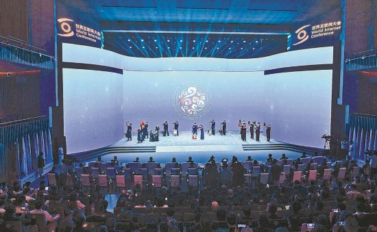 24日，2025年世界互聯(lián)網(wǎng)大會(huì)數(shù)字絲路發(fā)展論壇開幕。圖為開幕前的掌上木偶和提線木偶展演。福建日報(bào)記者 游慶輝 攝