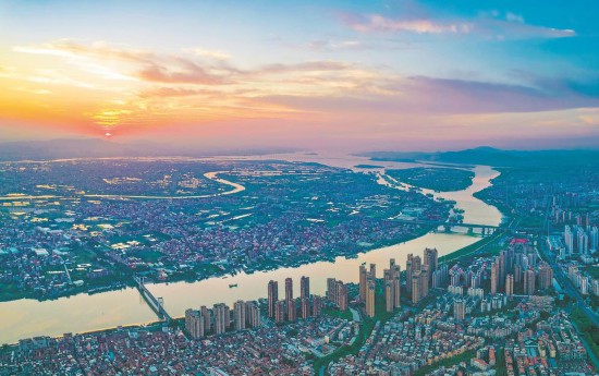 鳥瞰古月港所在的九龍江下游。 胡智勤 攝