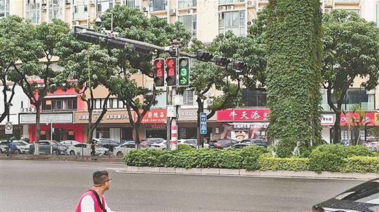 廈門市上新試點“智能紅綠燈”系統(tǒng)。圖為信號燈時間縮短后的路口。廈門市公安局交警支隊供圖