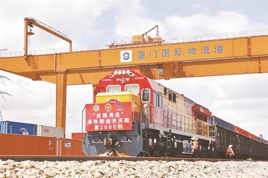 第2000列“絲路海運(yùn)”海鐵聯(lián)運(yùn)“天天班”47622次從廈門國際物流港出發(fā)，駛向江西向塘國際陸港。陸逸 攝