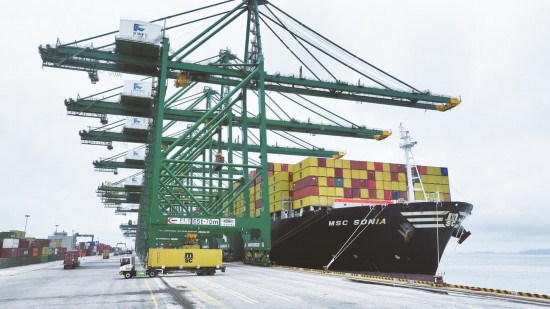15萬噸級超大型集裝箱船“地中海索尼亞”輪（MSC SONIA）靠泊福州港江陰港區(qū)。