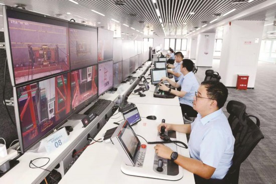 遠(yuǎn)程控制中心工作人員正在進(jìn)行遠(yuǎn)控橋吊操作。