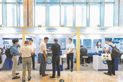 來自全國各地的儲能企業(yè)紛紛展示自己的前沿技術(shù)與創(chuàng)新成果，吸引與會嘉賓駐足了解。