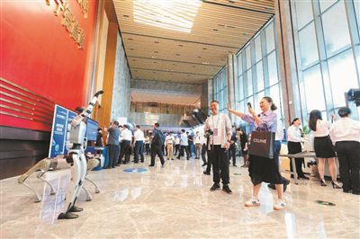 宇樹科技人形機器人亮相新博會。