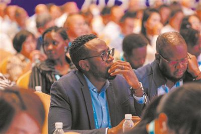 外籍嘉賓在認(rèn)真聽取大會成果發(fā)布。