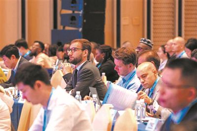 外籍嘉賓在認(rèn)真聽取大會成果發(fā)布。