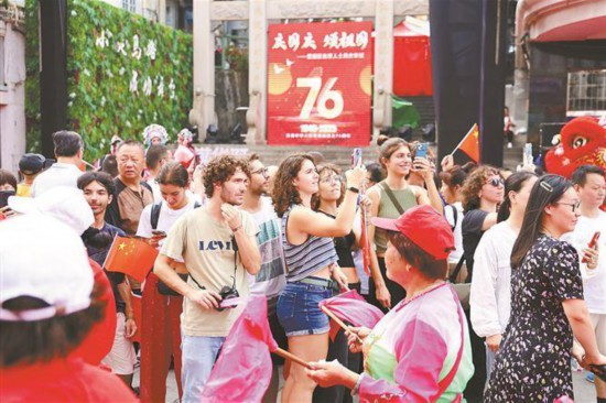 市民游客熱情加入這場(chǎng)共慶華誕活動(dòng)。（本報(bào)記者 陳偲瑤 攝）