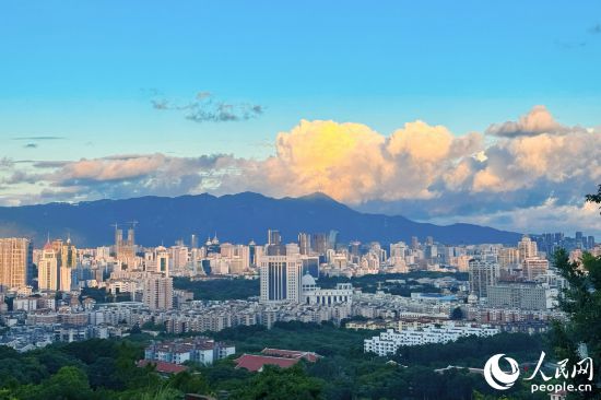 在福山郊野公園登高，俯瞰福州城區(qū)。人民網(wǎng) 劉橦潔攝