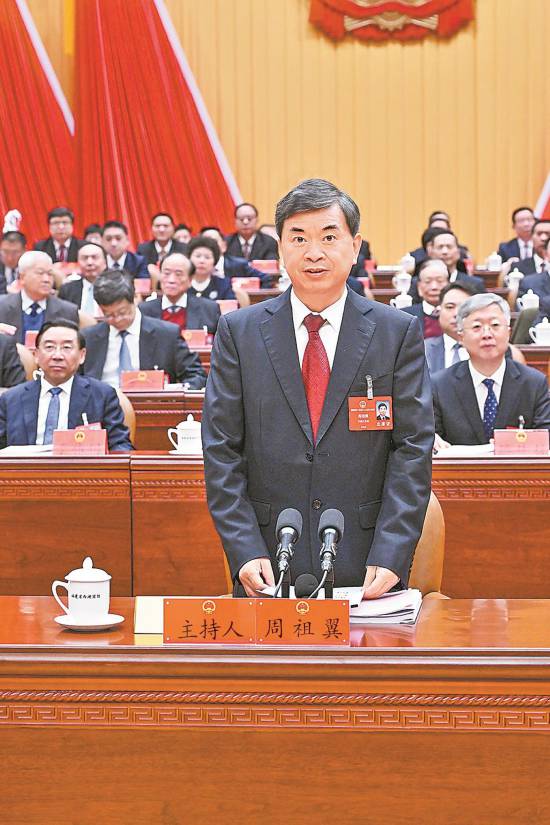 周祖翼宣布：福建省十四屆人大四次會議開幕。記者 肖春道 攝