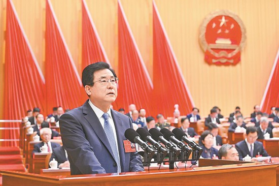 福建省省長趙龍代表省人民政府向大會作政府工作報告。記者 吳恩兒 攝